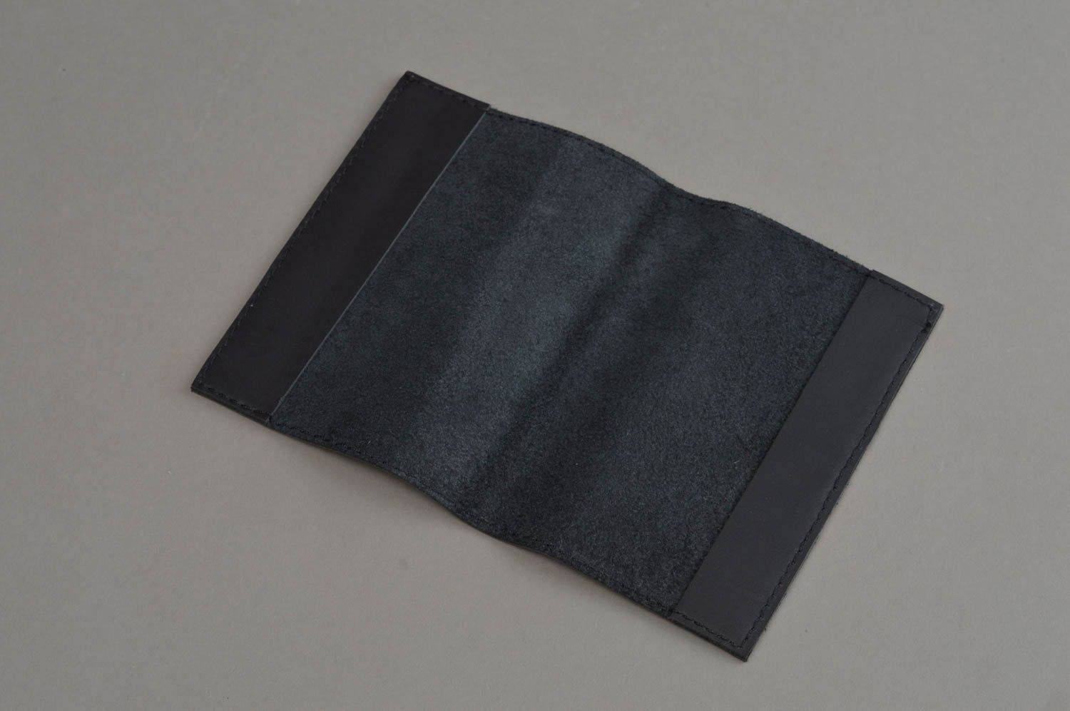 Schöne schwarze originelle handgemachte Passhülle aus Leder mit Bemalung Herz foto 4