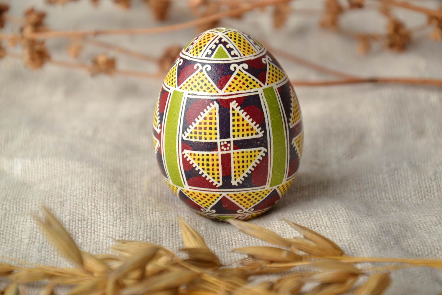 Œuf de Pâques fait main avec ornement coloré jolie décoration pour maison photo 1