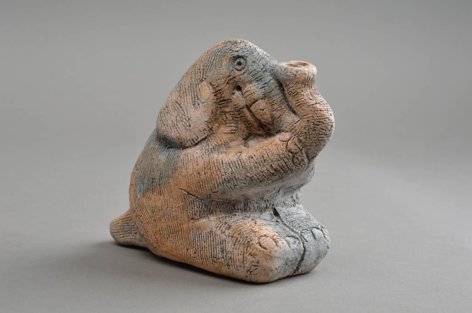 Petit sifflet en céramique gris en forme d'éléphant jouet original fait main photo 2