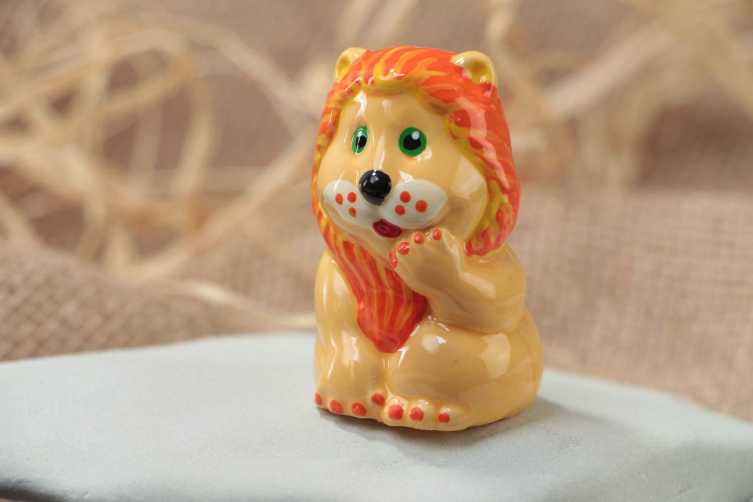 Figurilla de yeso hecha a mano pequeña pintada Cachorro de león foto 1