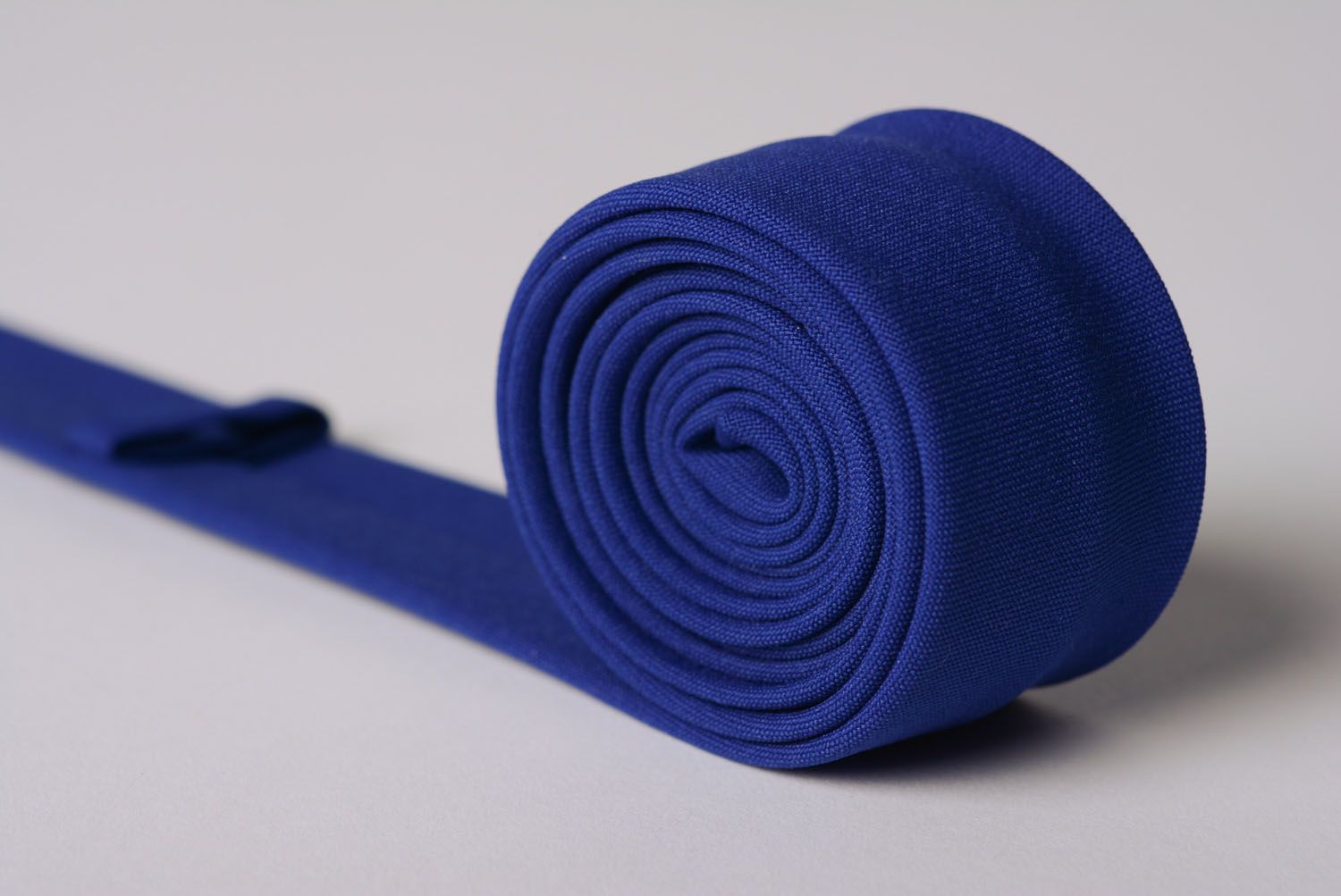 Cravate bleue en étoffe pour costume faite main photo 3