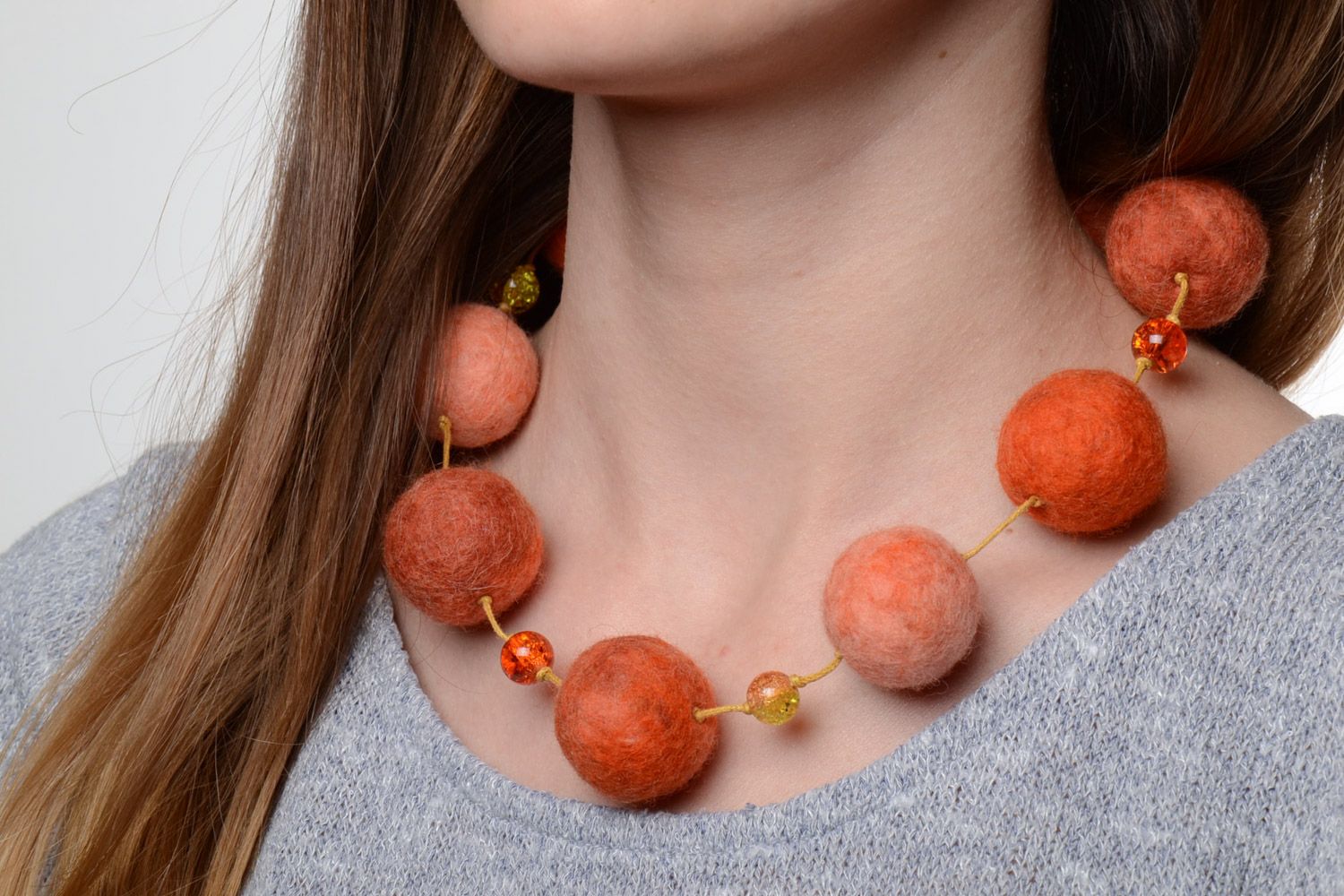 Künstlerische stilvolle schöne orange Halskette aus Filzwolle originell foto 1