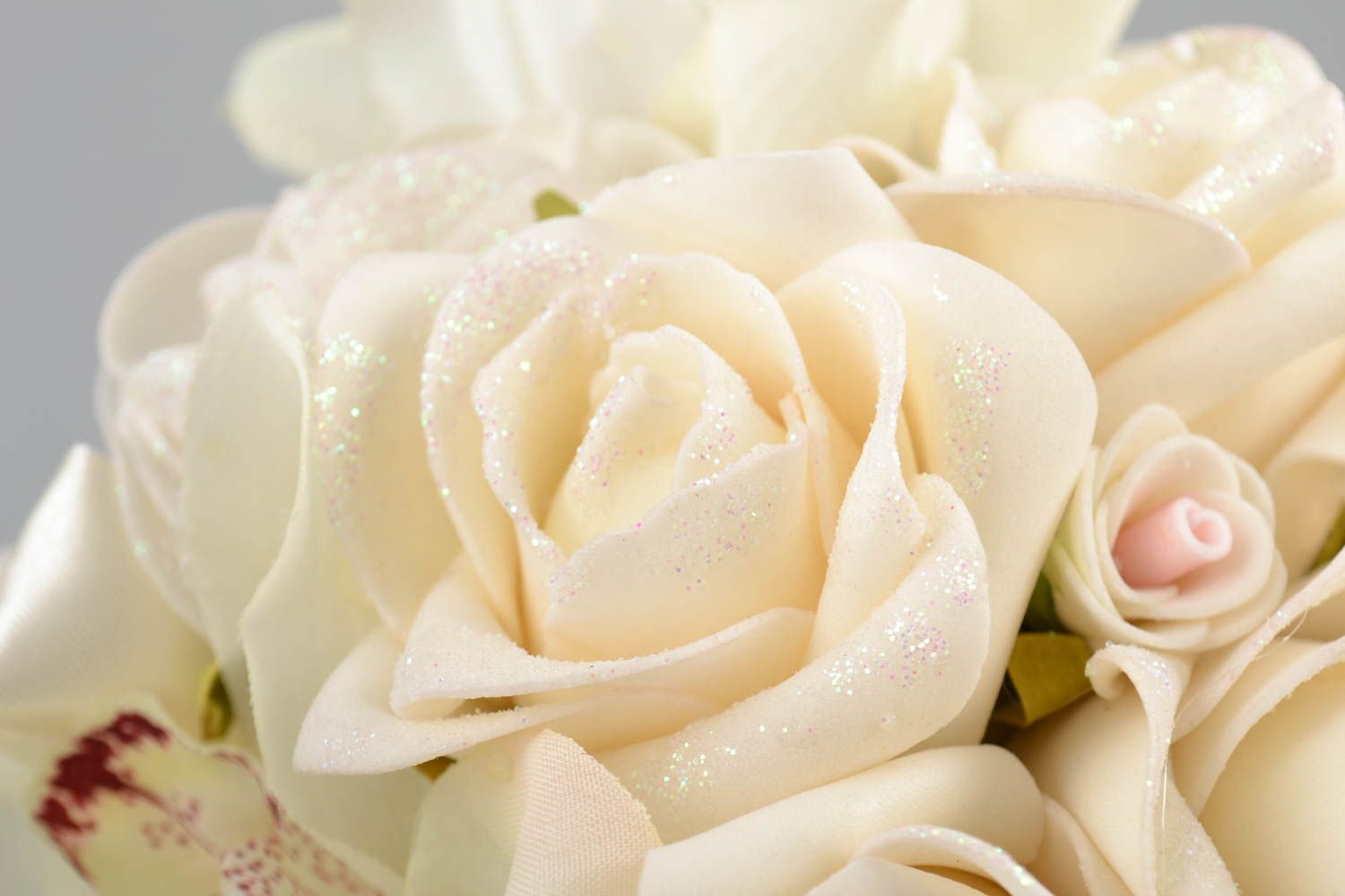 Eleganter schöner bunter feiner handmade Brautstrauß aus Stoff für Dekoration foto 3