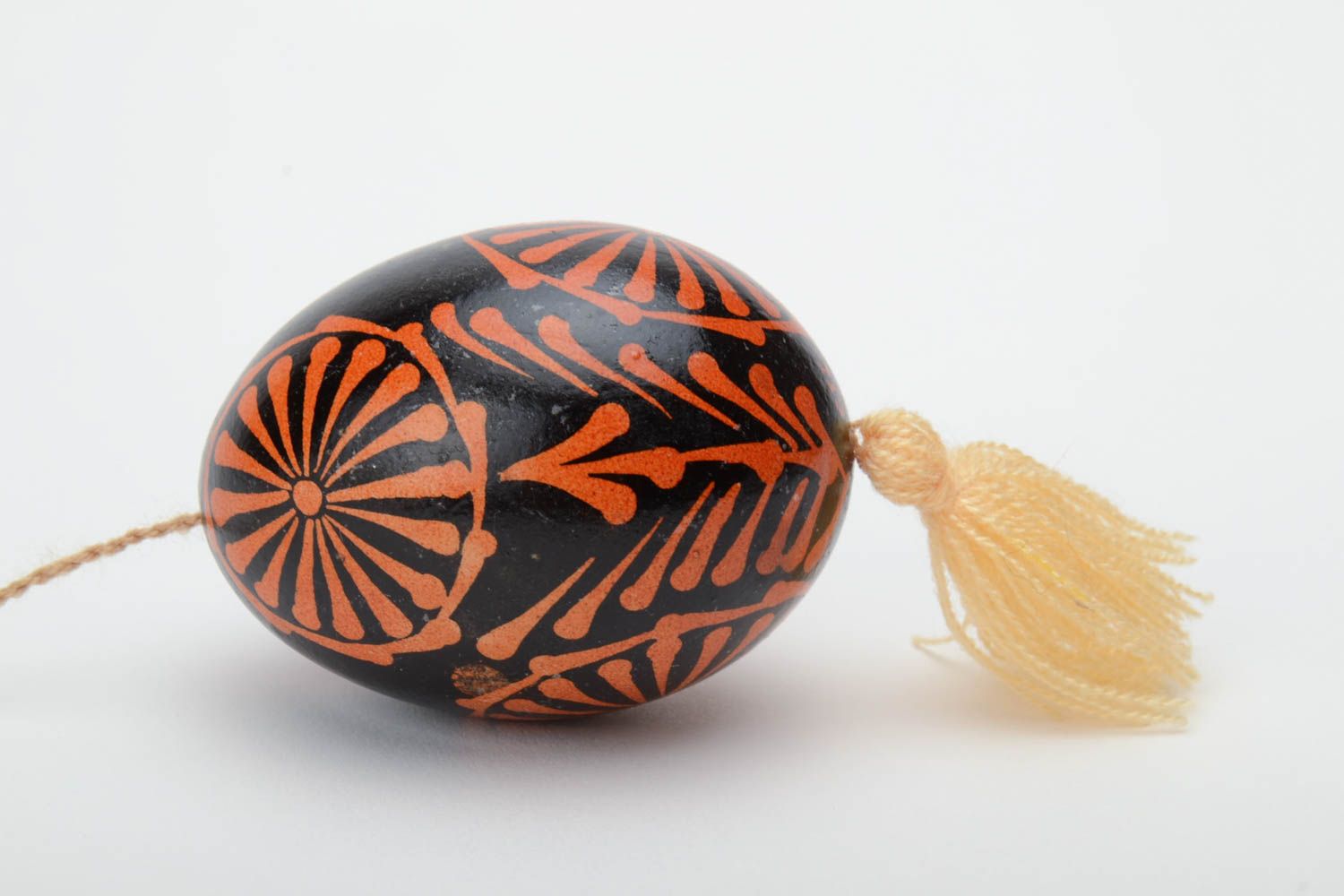 Huevo de Pascua de gallina pintado artesanal en técnica de cera colgante foto 3