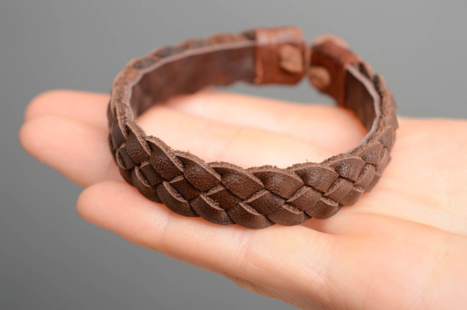 Bracelet tressé en cuir naturel marron fait main de design pour femme et homme photo 4