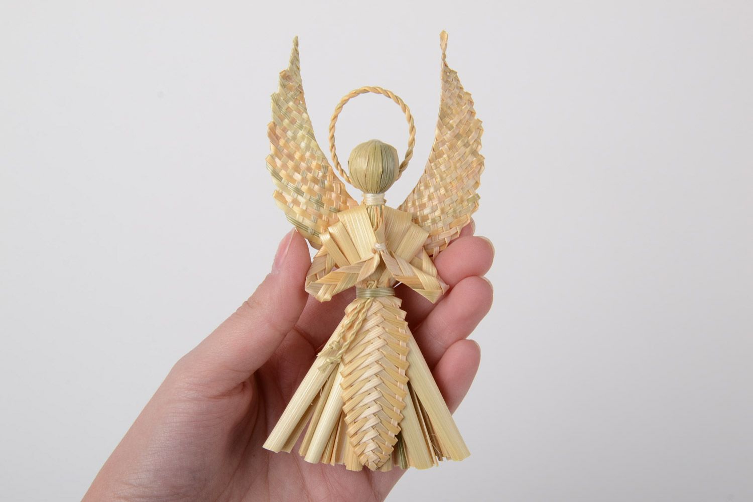 Colgante decorativo artesanal trenzado de paja con forma de ángel de guarda foto 5