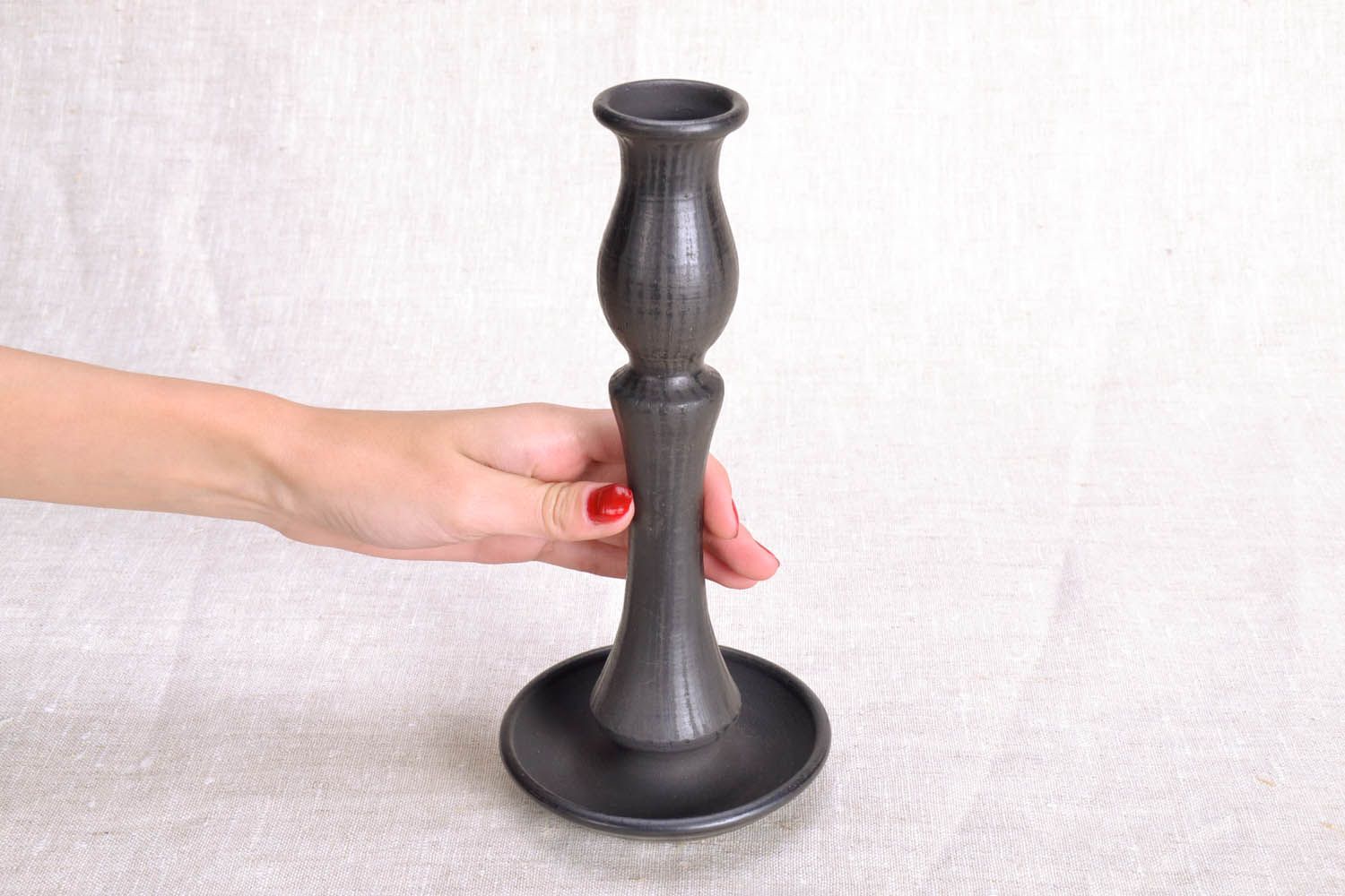 Grande castiçal de cerâmica de fumaça preta feito à mão foto 5