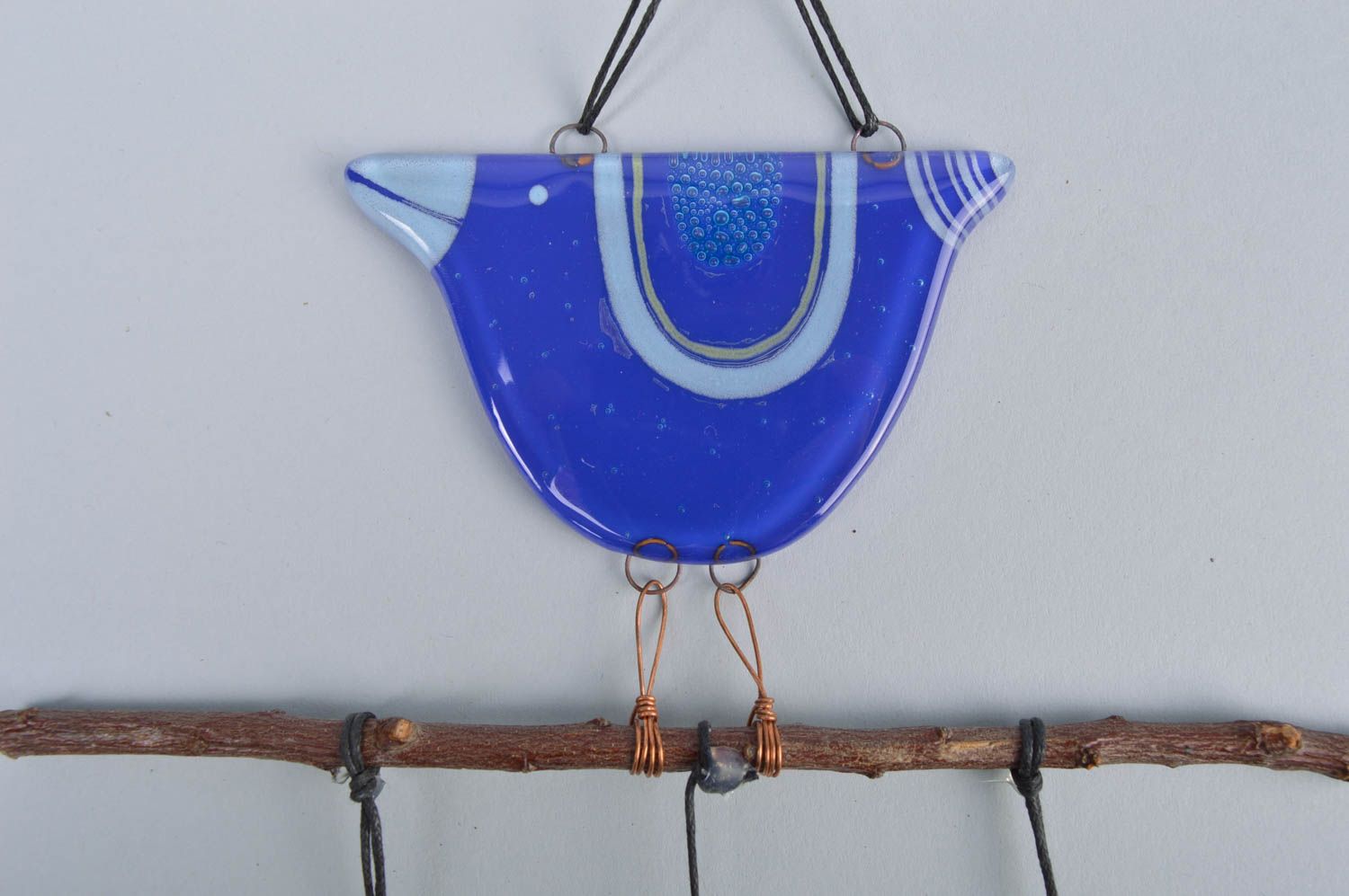Подвеска из стекла красивая в виде птички на ветке синяя необычная ручной работы фото 4
