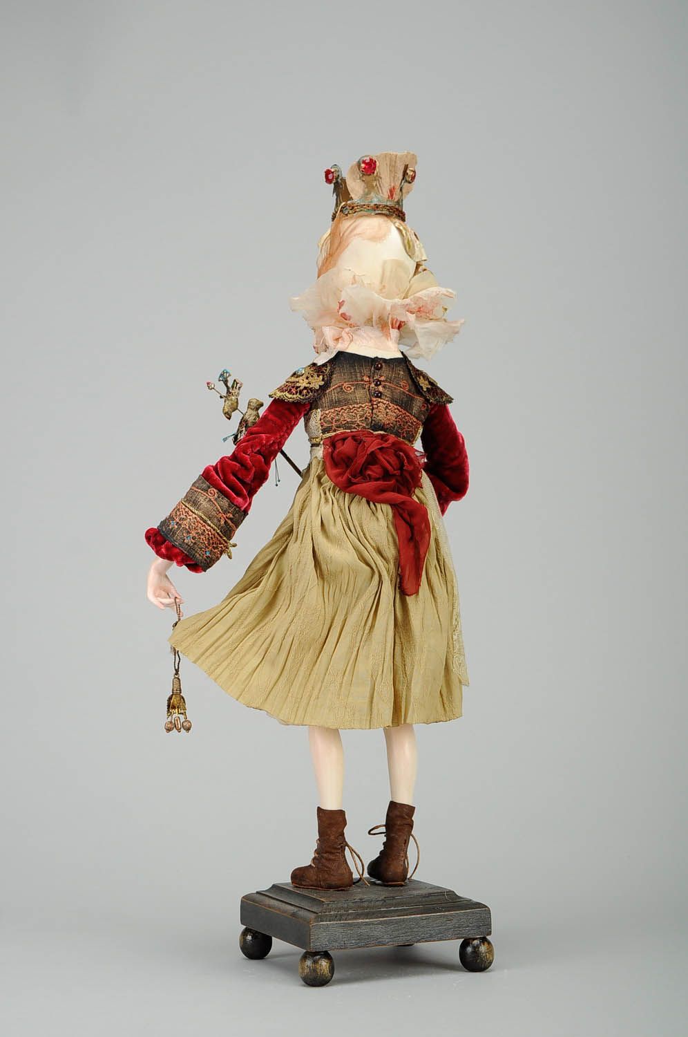 Авторская кукла в антикварной одежде Свиристелка фото 4