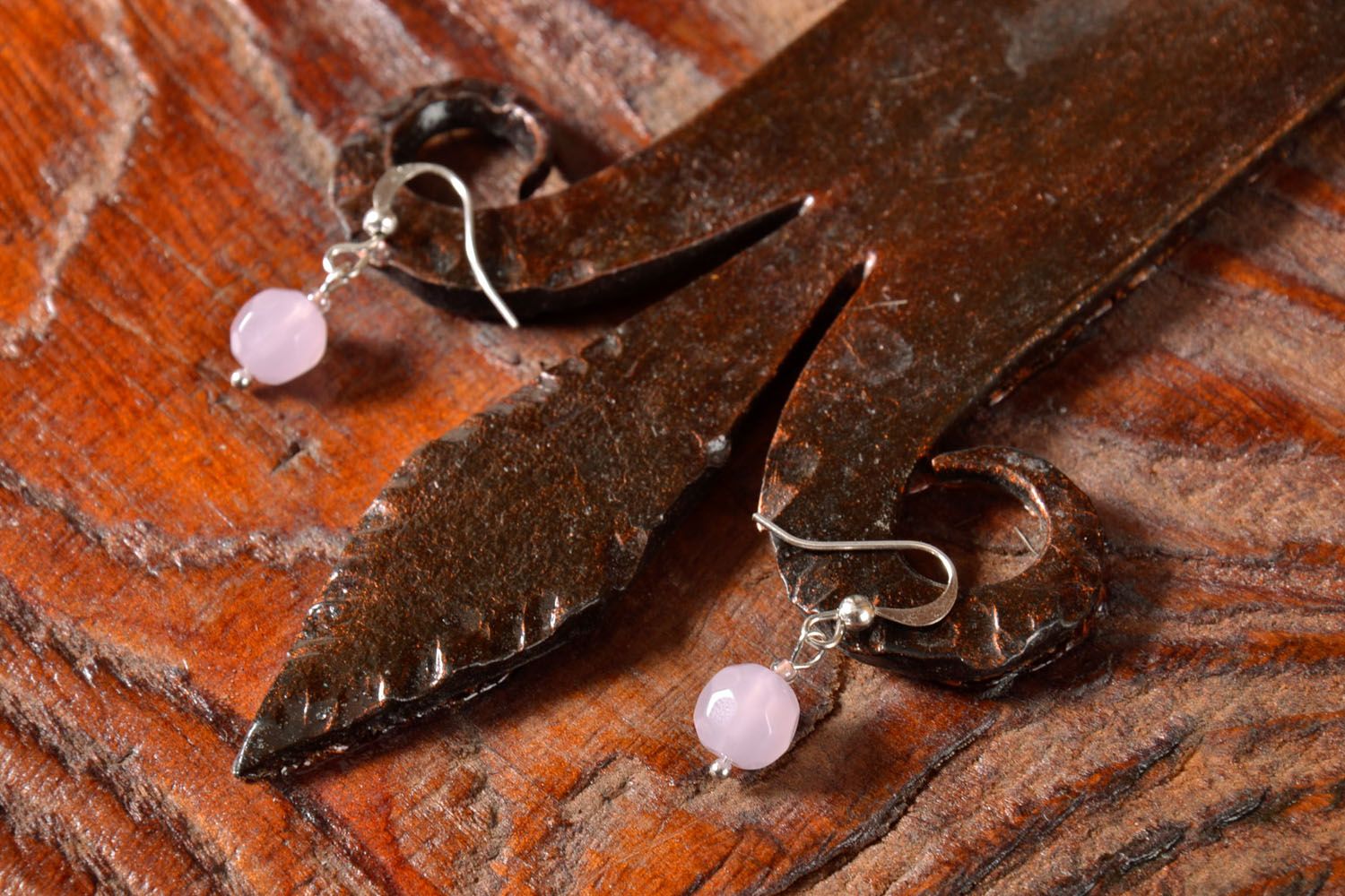 Boucles d'oreilles faites main en perles à facettes roses pendantes bijoux photo 1