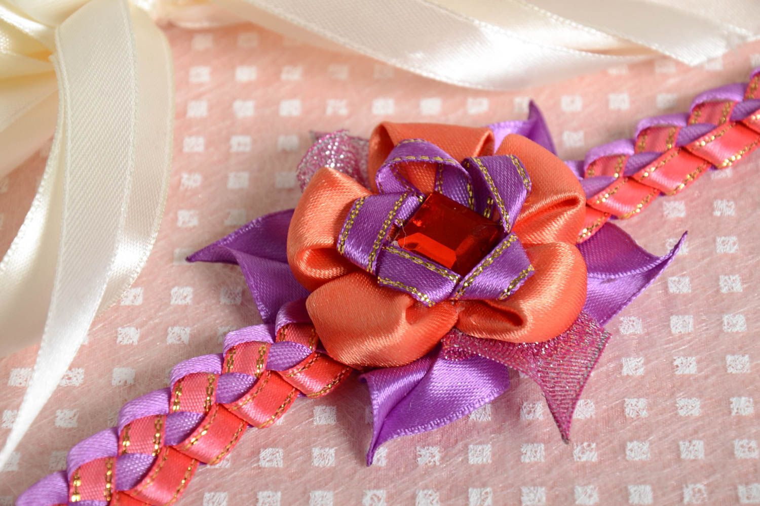 Bracelet satin Bijou fait main tressé avec fleur rouge-mauve Cadeau pour femme photo 1