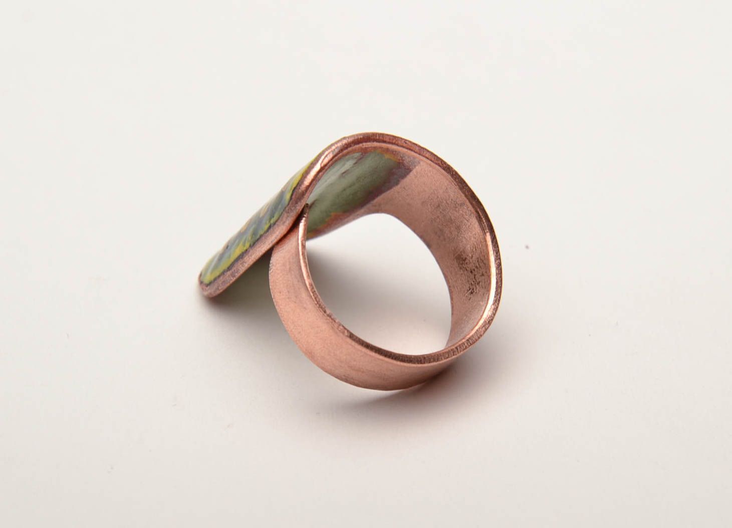 Медное кольцо с росписью цветными эмалями фото 3
