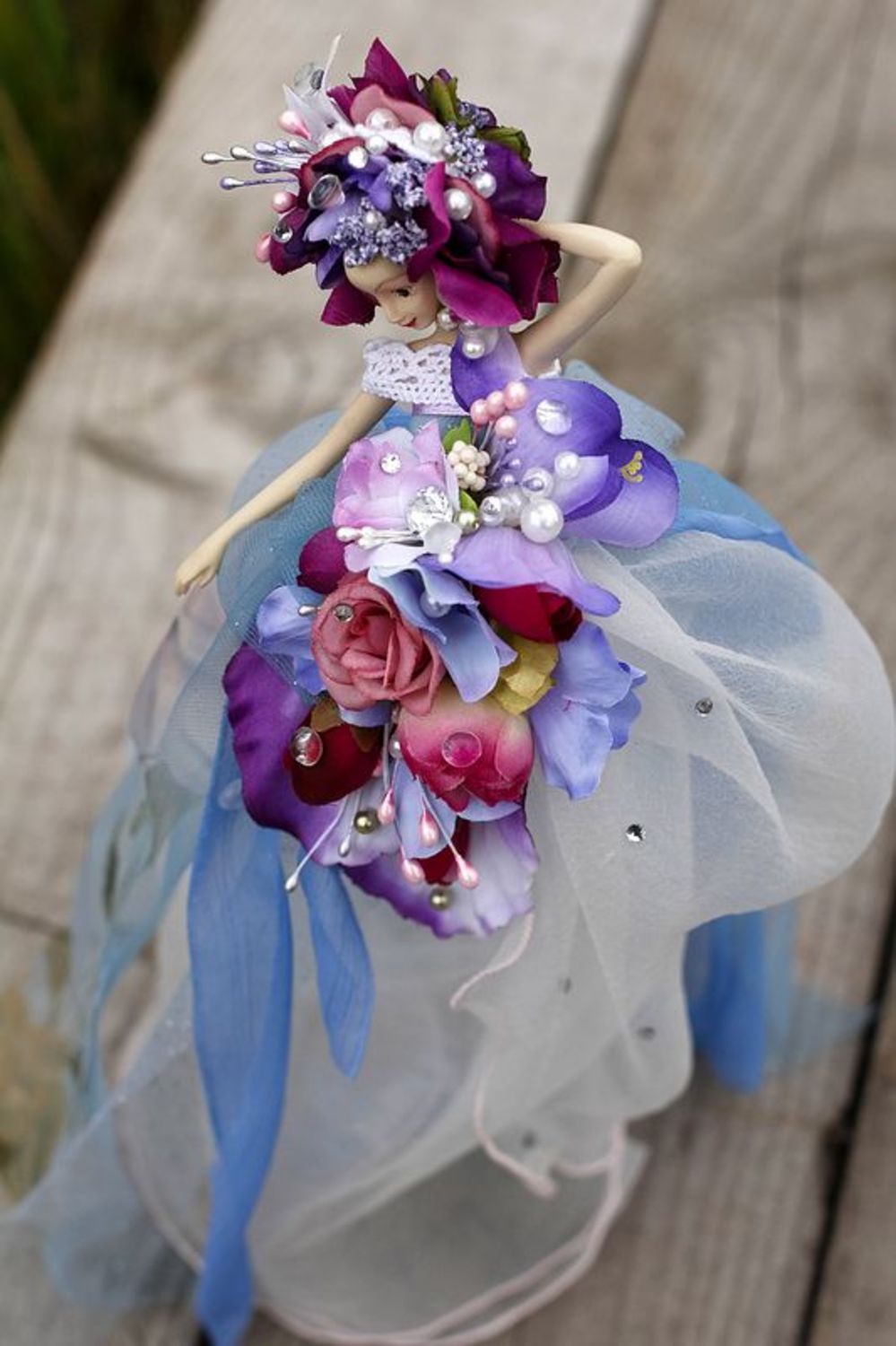Свадебная фарфоровая кукла с цветами фото 2