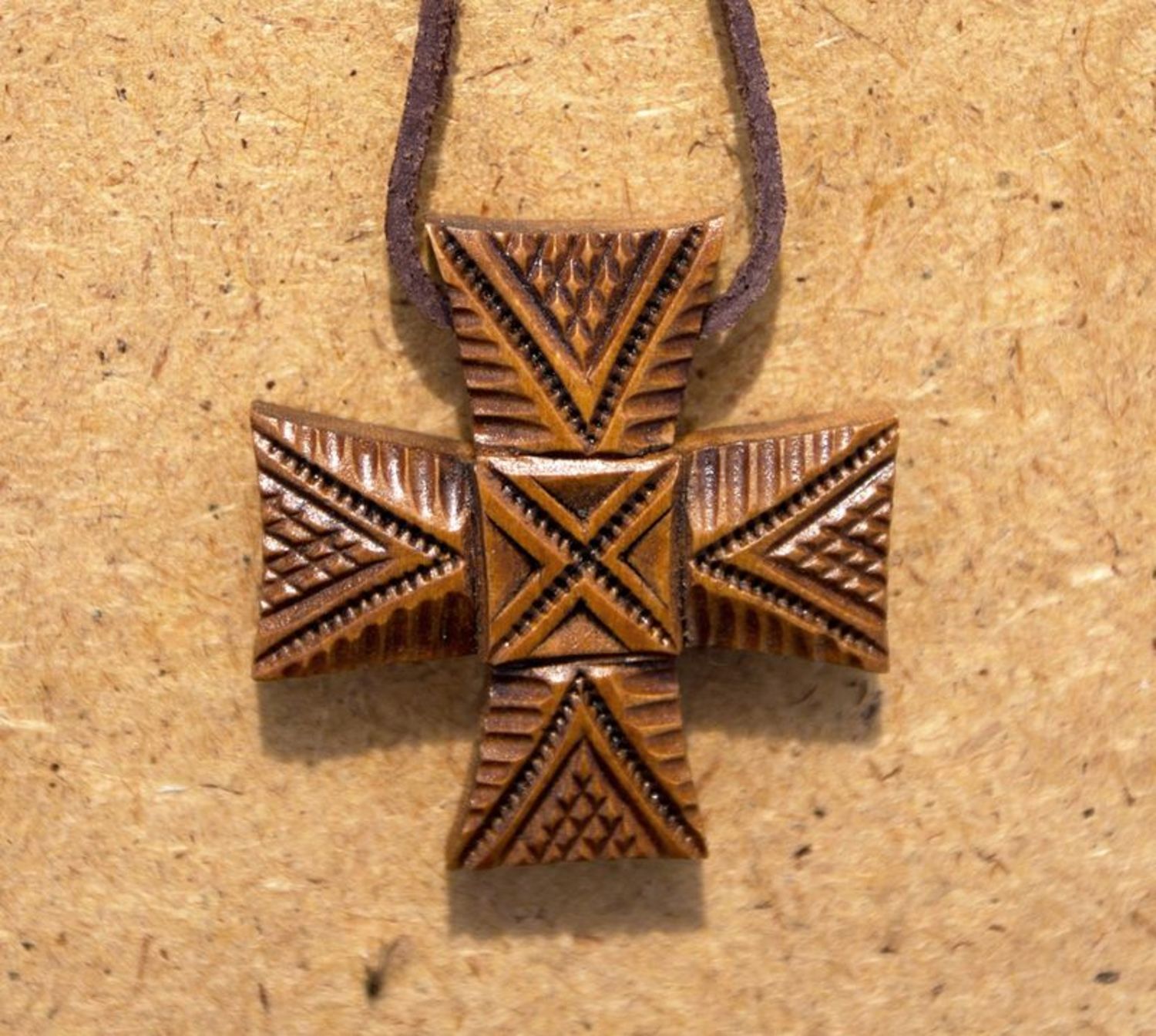 Croce di legno da collo fatta a mano croce intagliata in legno con laccio
 foto 1