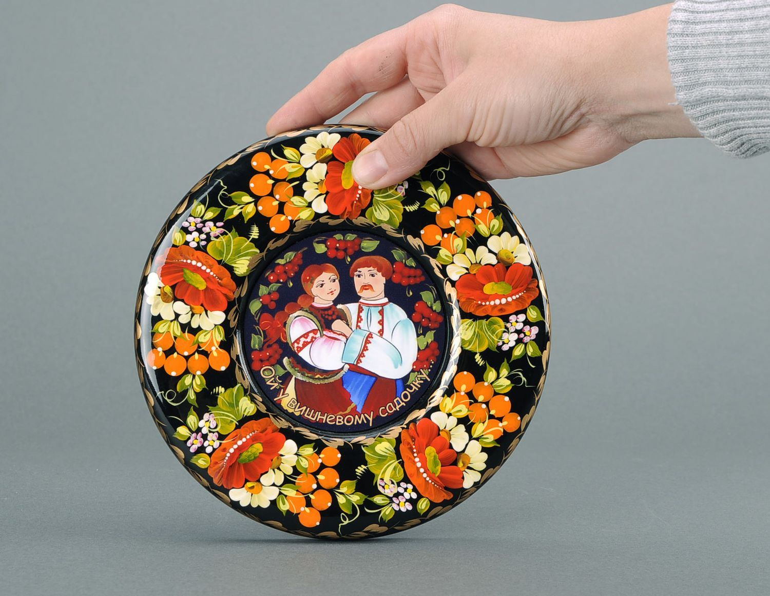 Деревянная декоративная тарелка с росписью фото 4