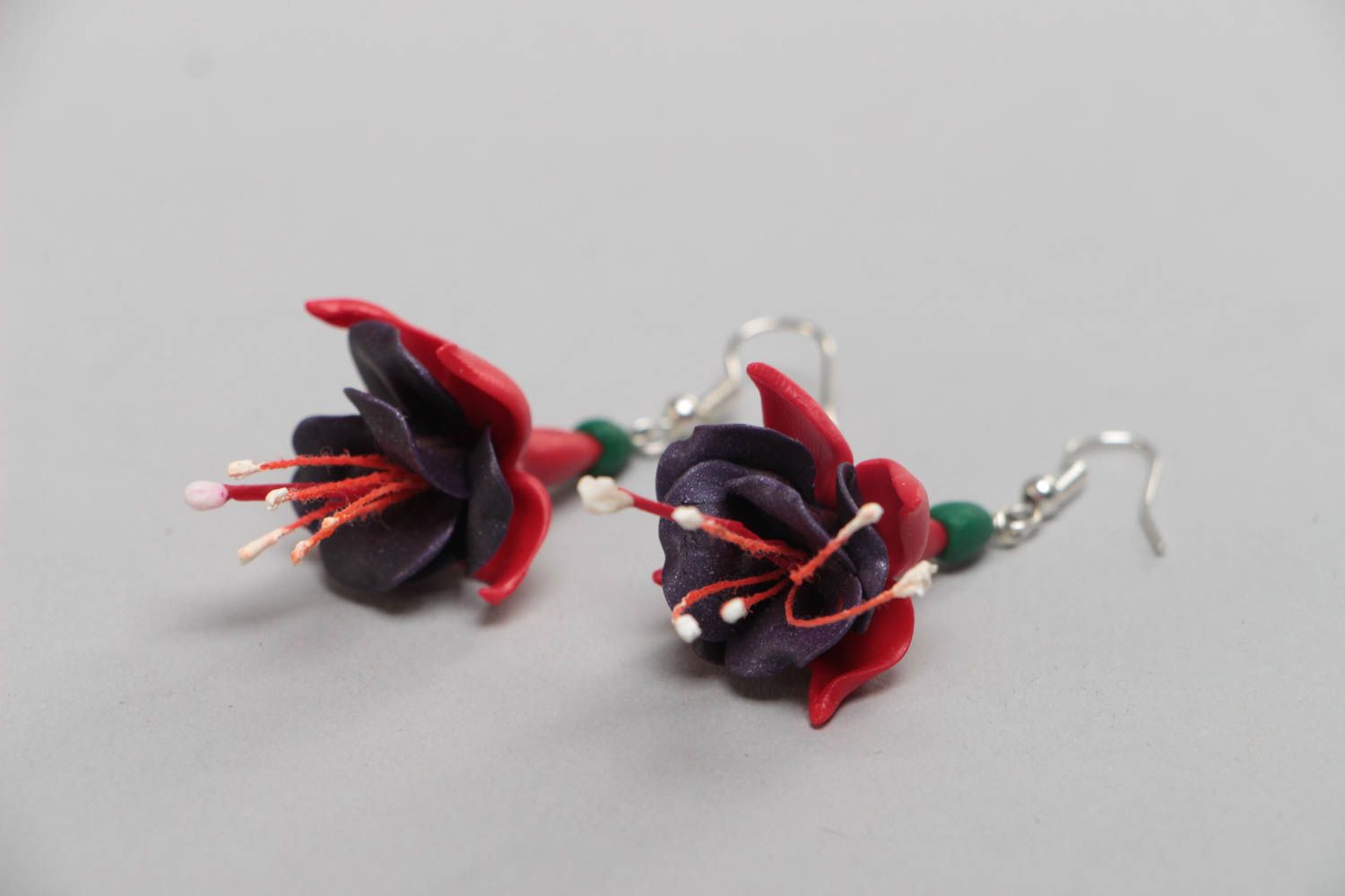 Ungewöhnliche schöne dunkle schöne Blumen Ohrringe aus Polymerton Handarbeit  foto 3