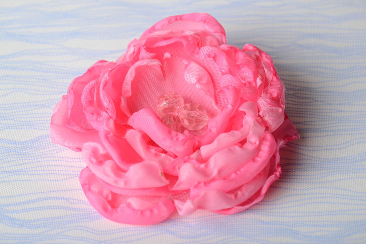 Розовая заколка из лент в виде легкого объемного цветка ручной работы зажим фото 1