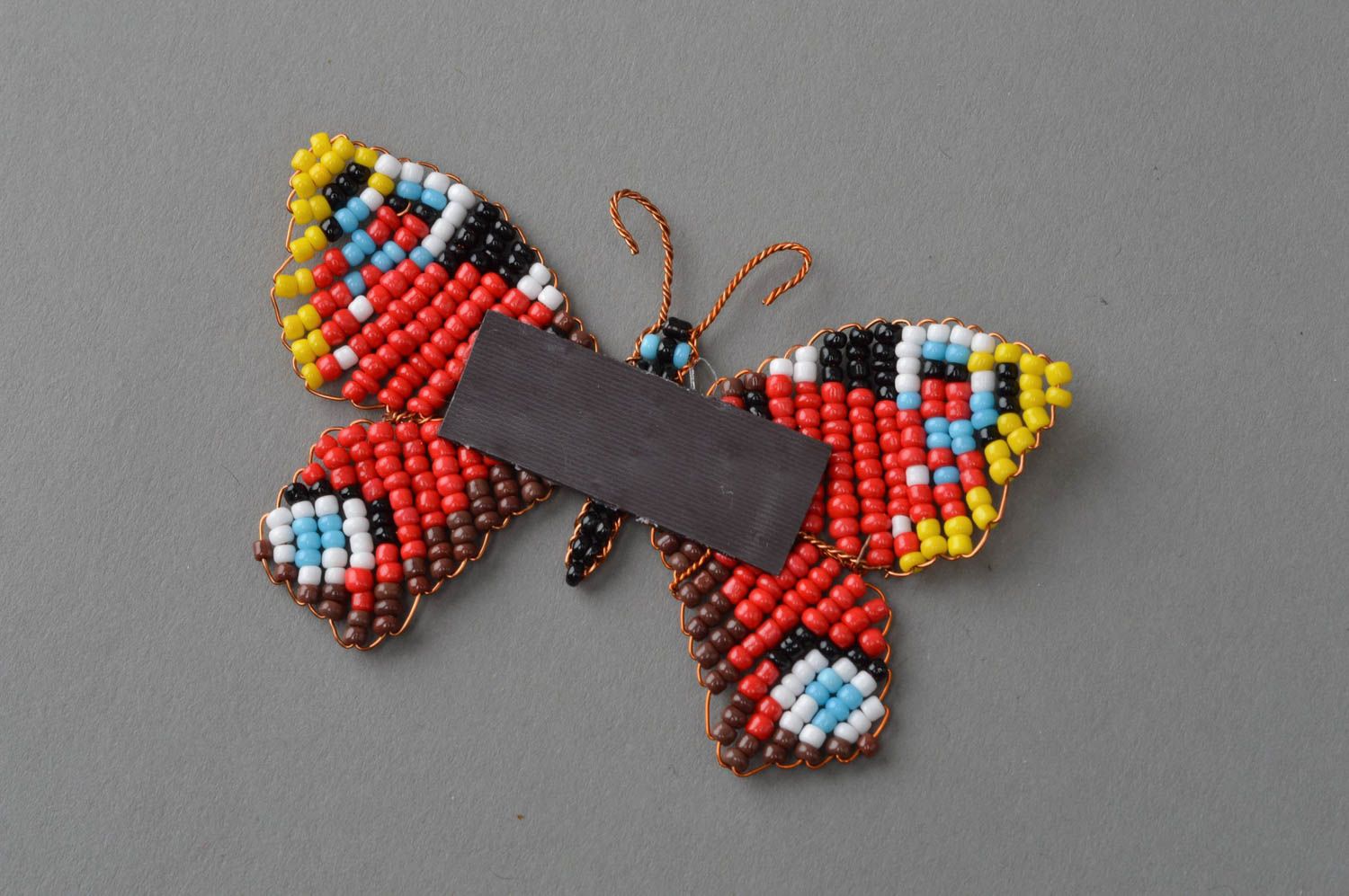 Petit magnet fait main en perles de rocaille en forme de papillon rouge photo 4