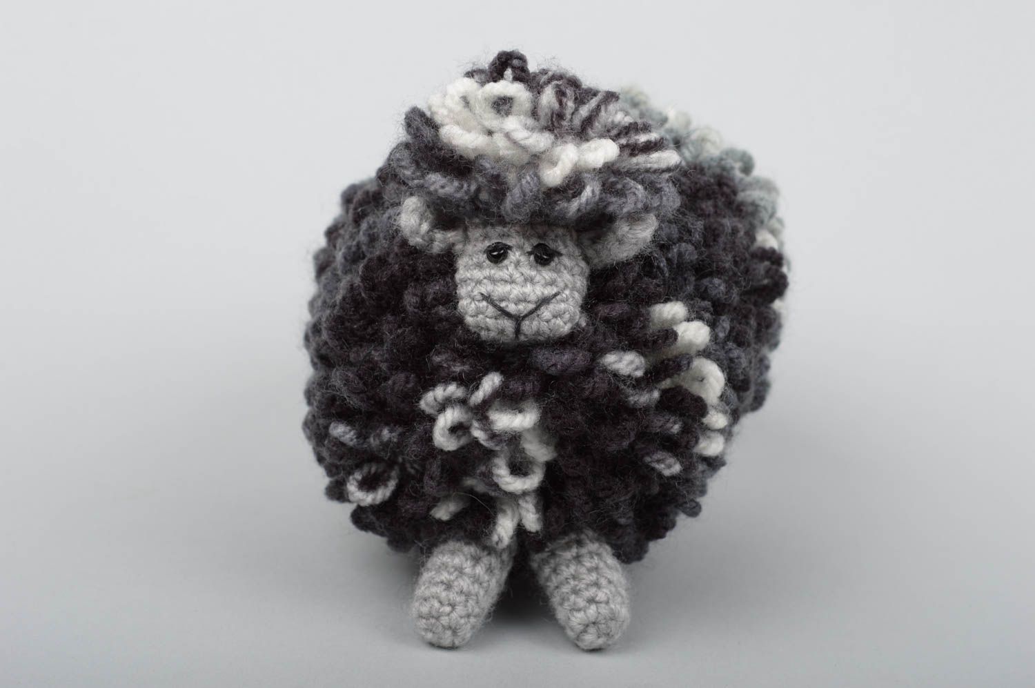 Jouet fait main Peluche mouton noir Jouet enfant tricoté en fils acryliques photo 2