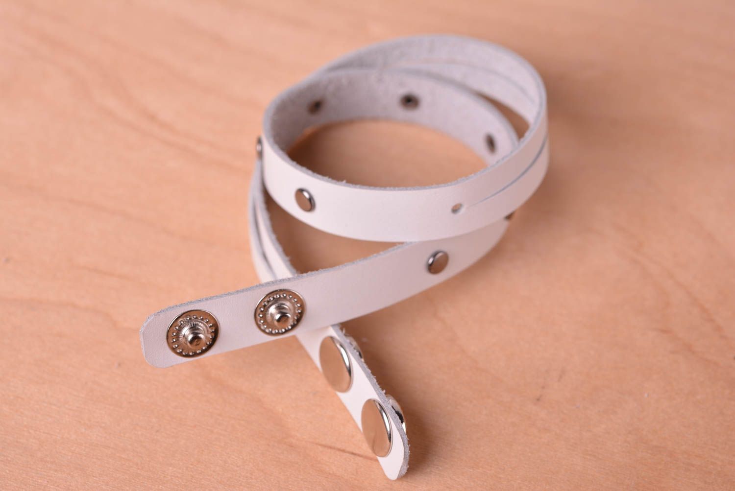 Bracelet cuir Bijou fait main blanc avec boutons-pression Accessoire femme photo 3
