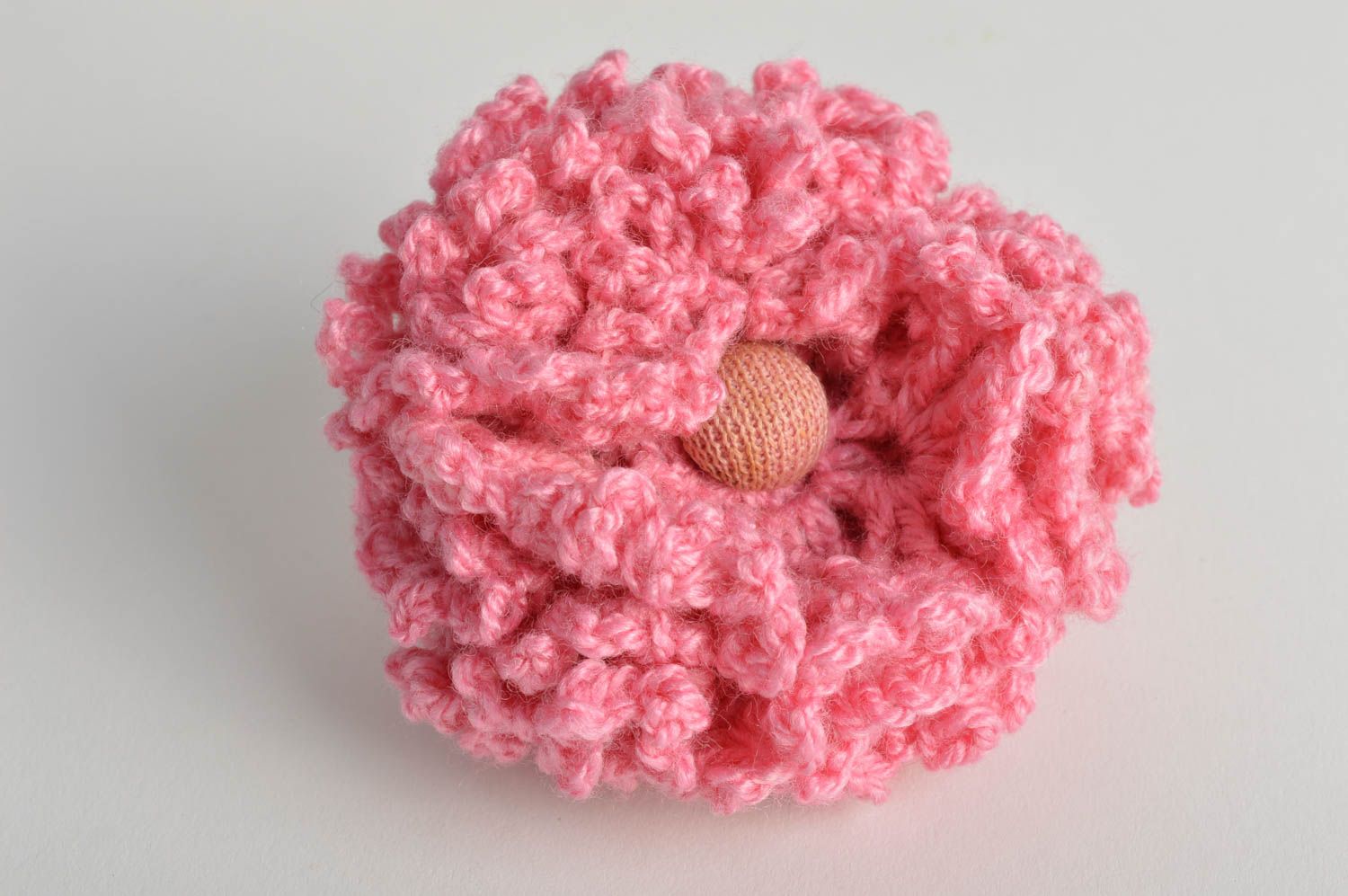 Élastique à cheveux fait main original forme de fleur rose tricotée au crochet photo 3