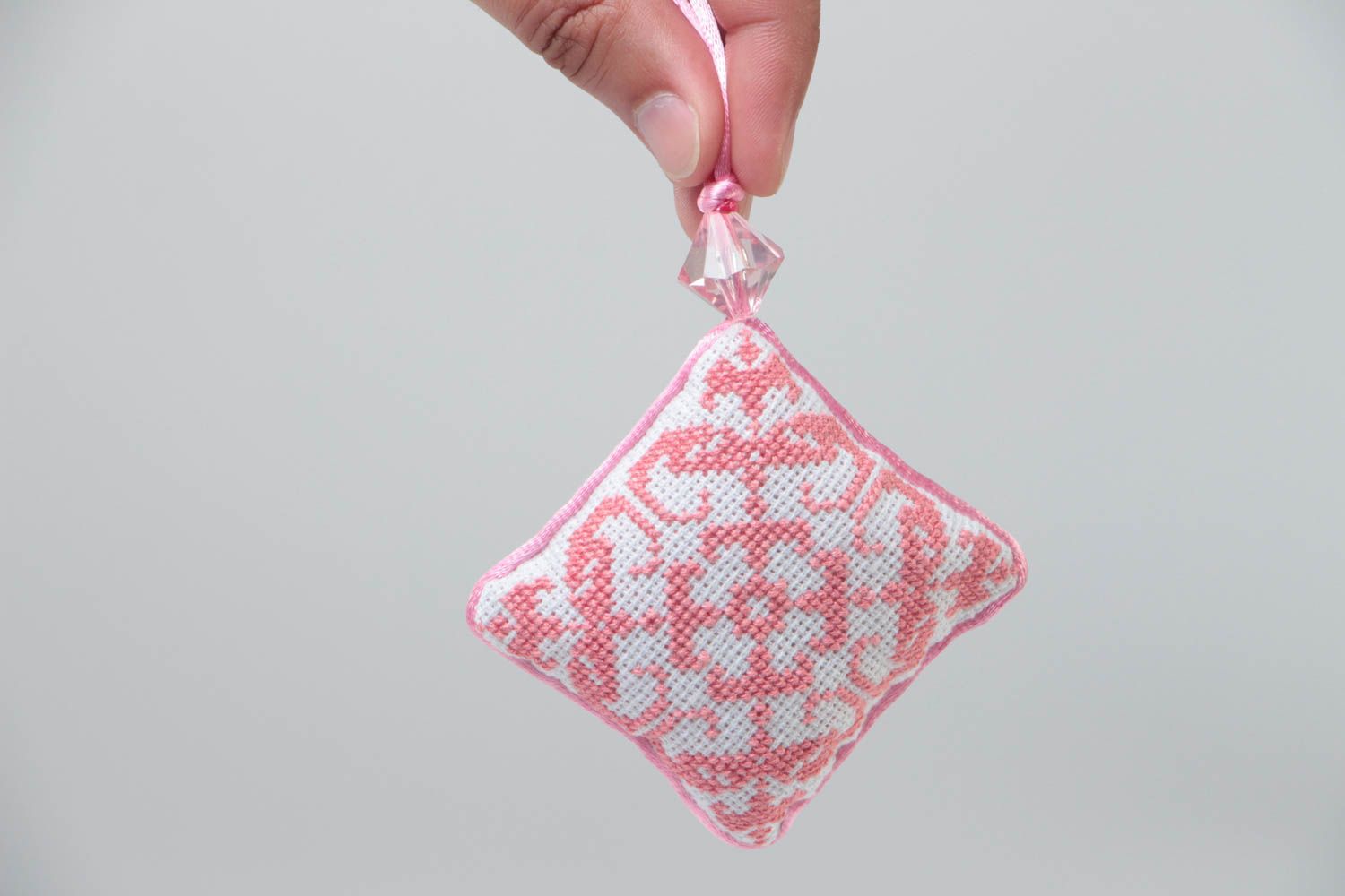 Almohadilla para agujas hacha a mano de tela con bordado con ojete rosada  foto 5