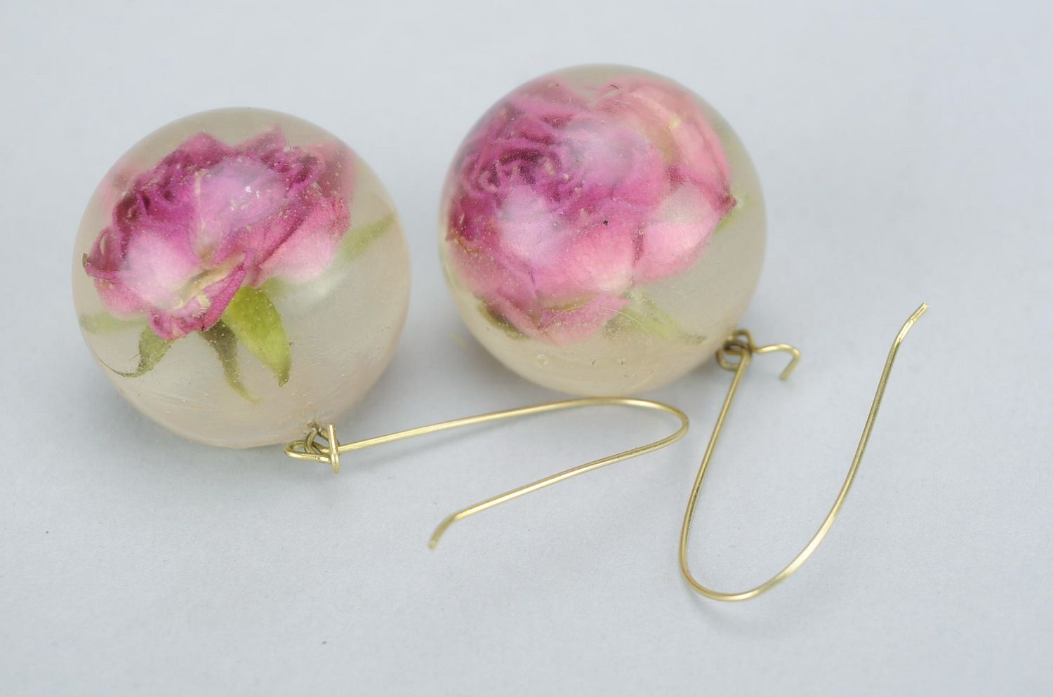 Goldige Ohrringe aus Rosenblumen foto 4