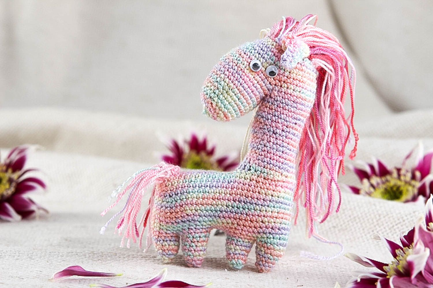 Jouet tricoté Peluche faite main au crochet cheval multicolore Cadeau enfant photo 1