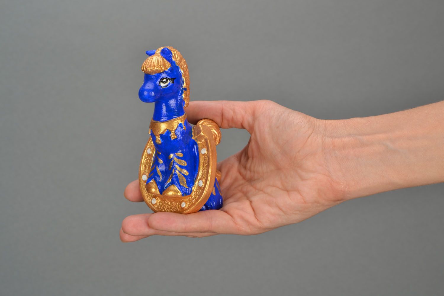Figurilla de yeso hecha a mano “Caballo y herradura” foto 2