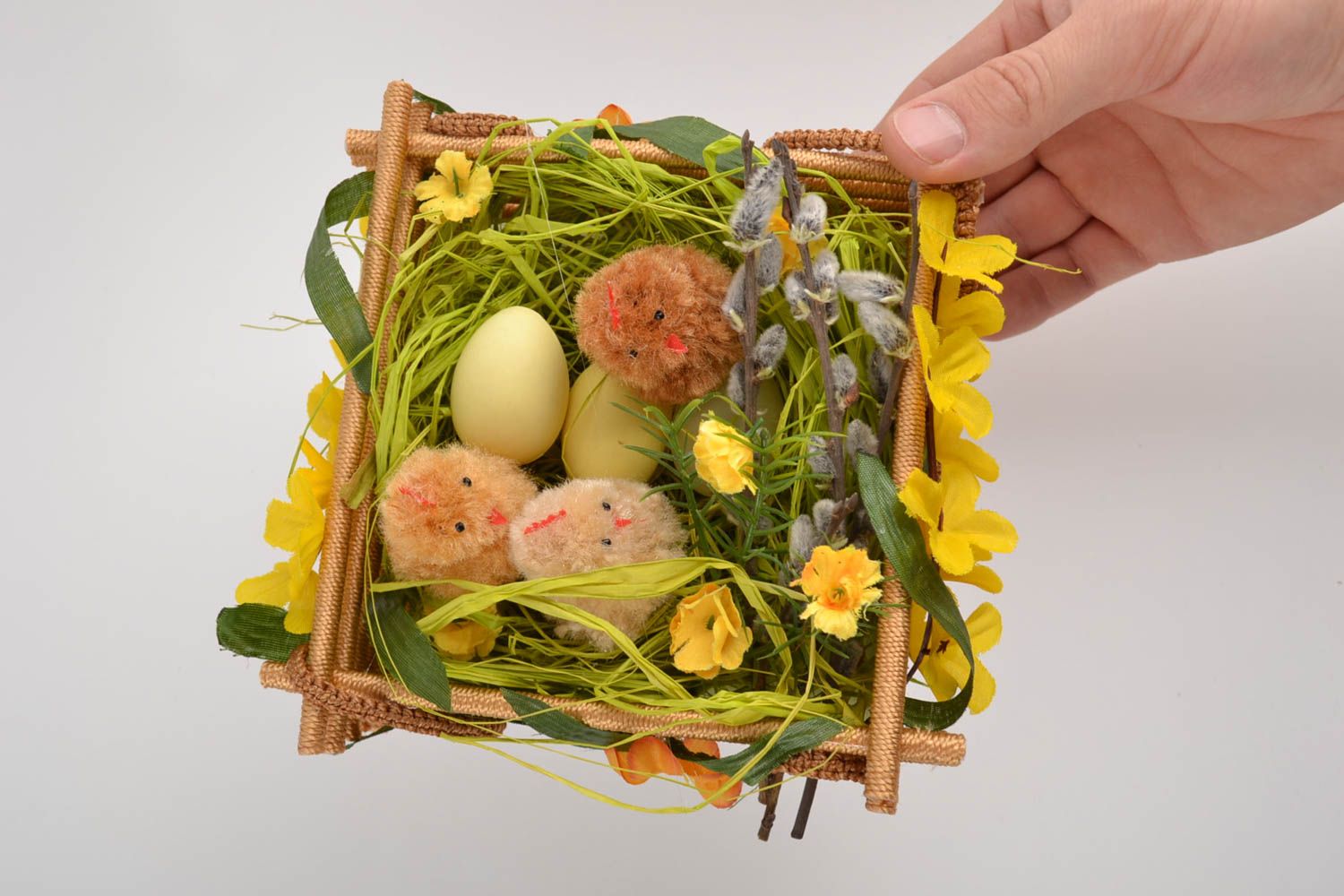 Decoración de Pascua artesanal festiva cesta trenzada con huevos y pollitos foto 3