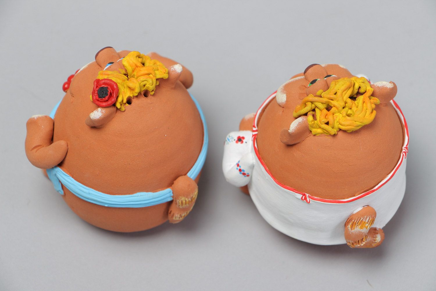 Salero y pimentero artesanales de cerámica con forma de gatos gordos 2 piezas  foto 3