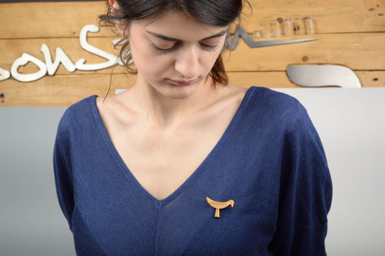 Broche fait main en bois Bijou fantaisie en forme d'oiseau Accessoire femme photo 5