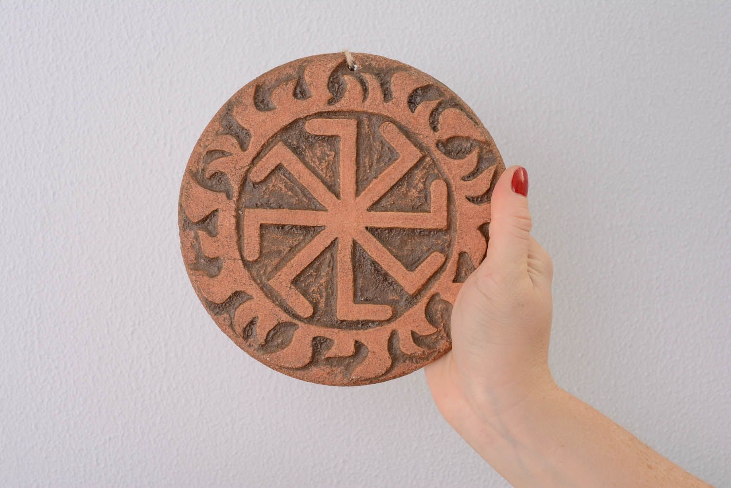 Pingente talismã artesanal de interior de cerâmica feito de argila Kolyadnik foto 4