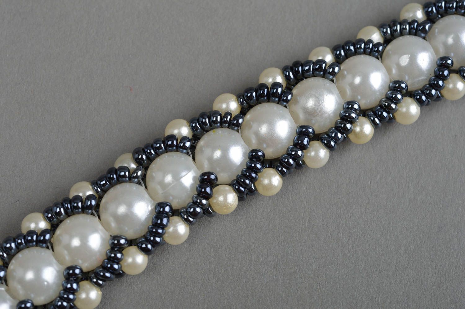 Bracelet en perles de rocaille et perles fantaisie fait main noir et blanc photo 5