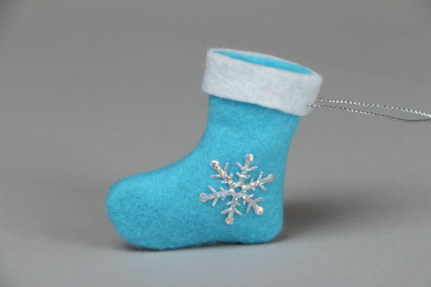 Adorno navideño con forma de bota azul foto 1