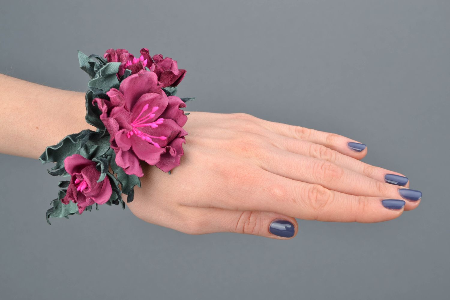 Hangemachtes Armband mit Blumenmotiv aus Naturleder originell foto 2