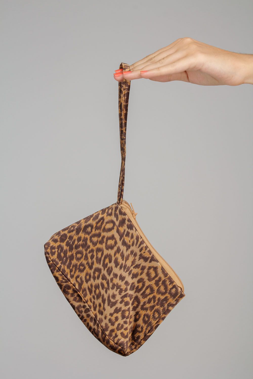 Porta-cosméticos em cor do leopardo com fecho  foto 3