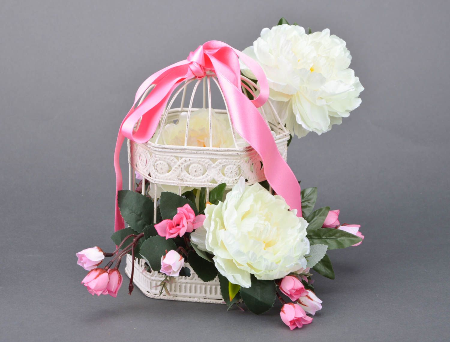 Jaula decorativa artesanal con flores peonías blancas y cintas  foto 1
