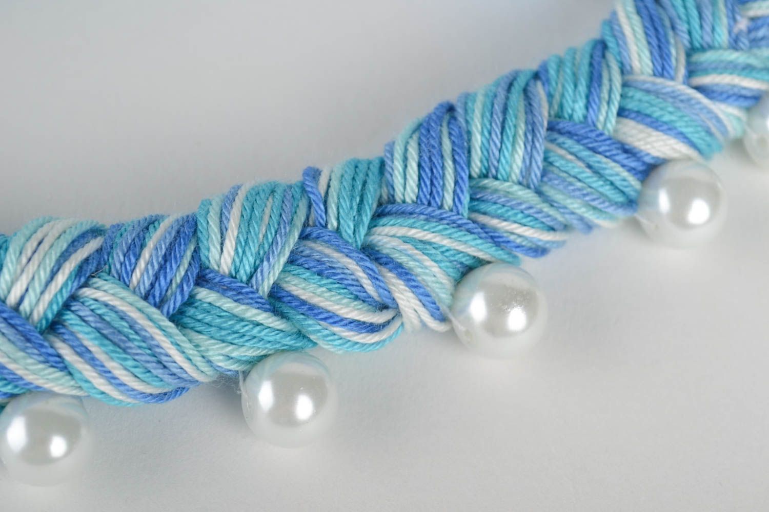 Collier perles blanches Bijou fait main Accessoire femme bleu original design photo 5