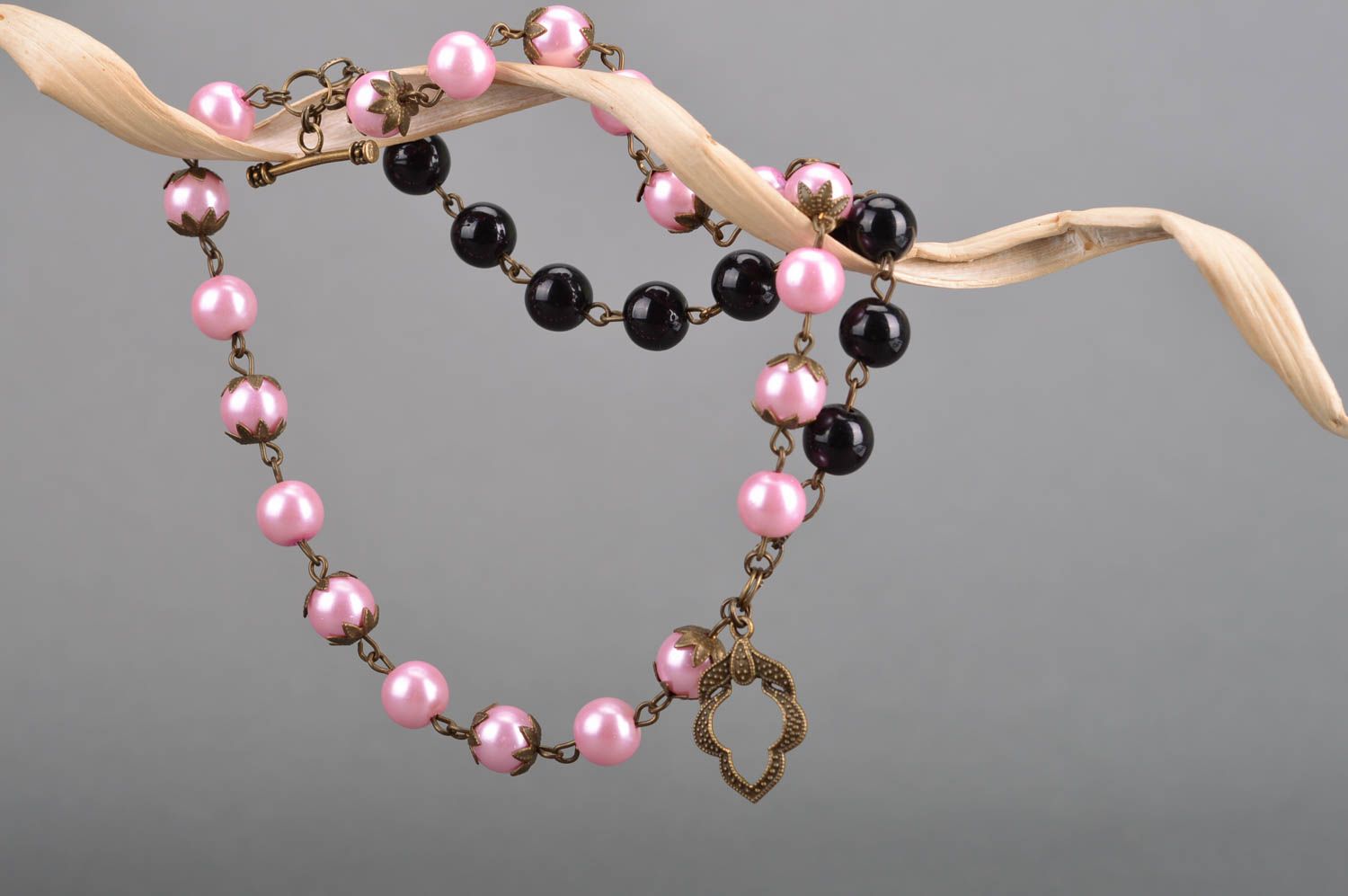 Bracelet fait main avec perles fantaisie noires et roses et pendeloque bijou photo 3