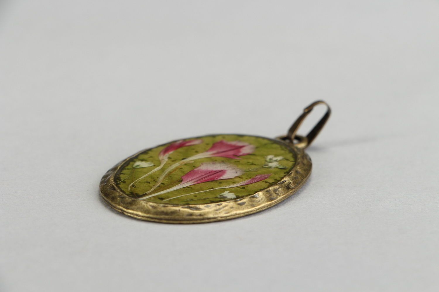 Pendant made of bronze with real flowers photo 4