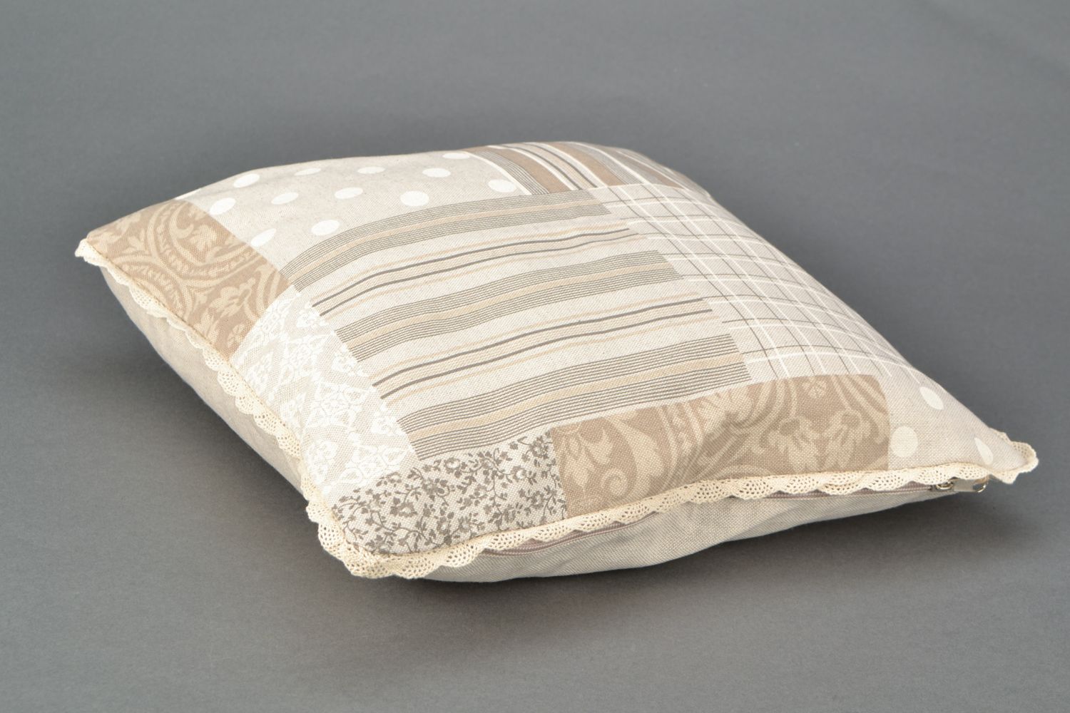 Наволочка на диванную подушку из ткани и кружева фото 3