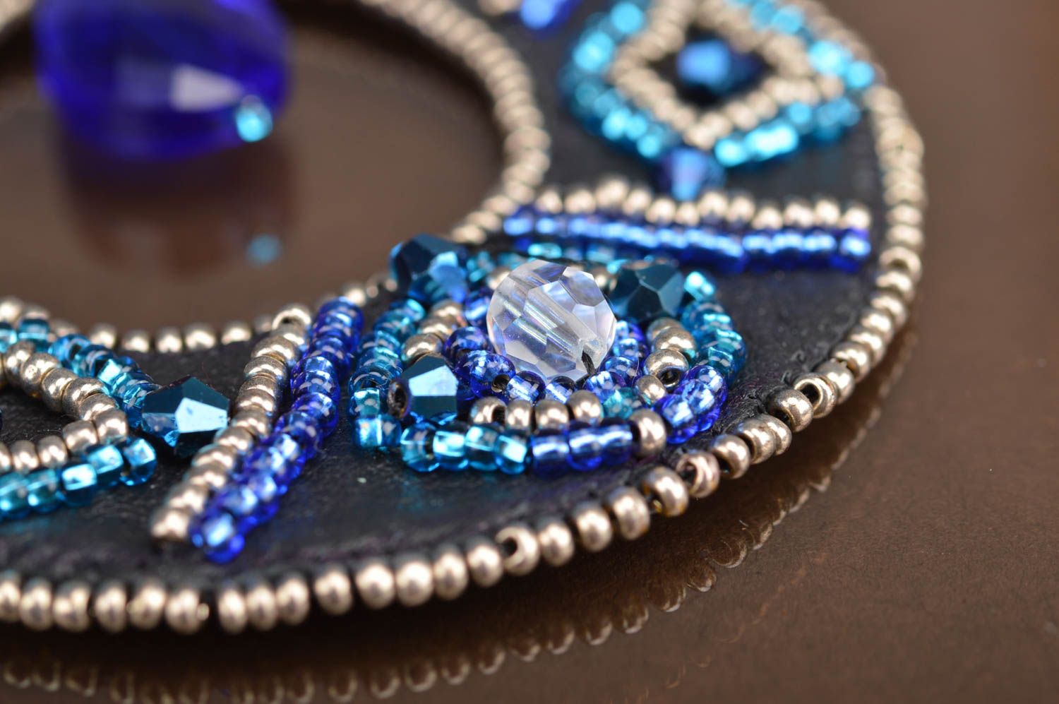 Pendentif rond cuir noir perles de rocaille grand strass bleu fait main photo 3
