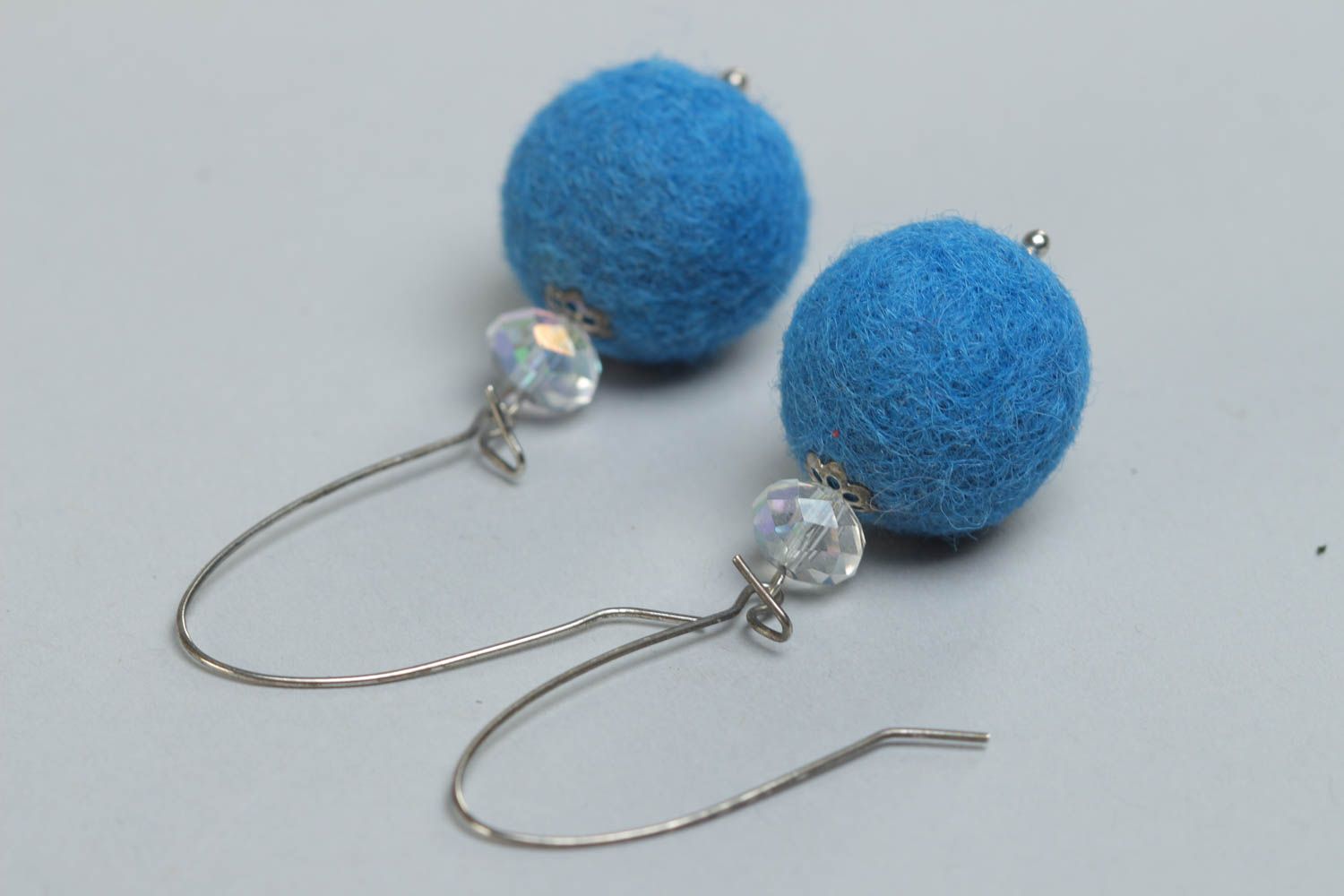 Blaue gefilzte Kugel Ohrringe aus Wolle mit Glasperlen Handarbeit foto 4