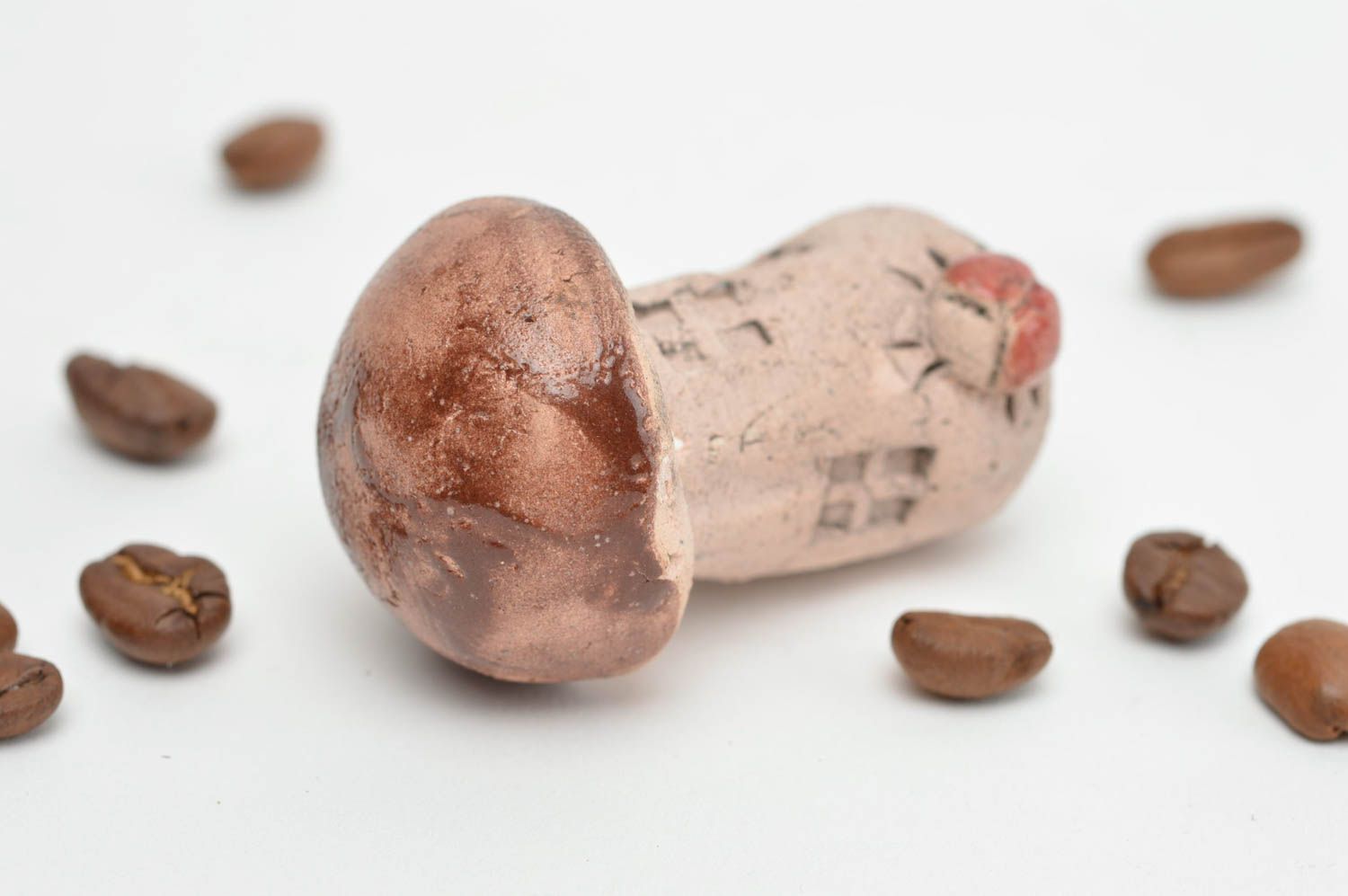 Необычная фигурка из глины в виде грибочка ручной работы с росписью глазурью фото 1