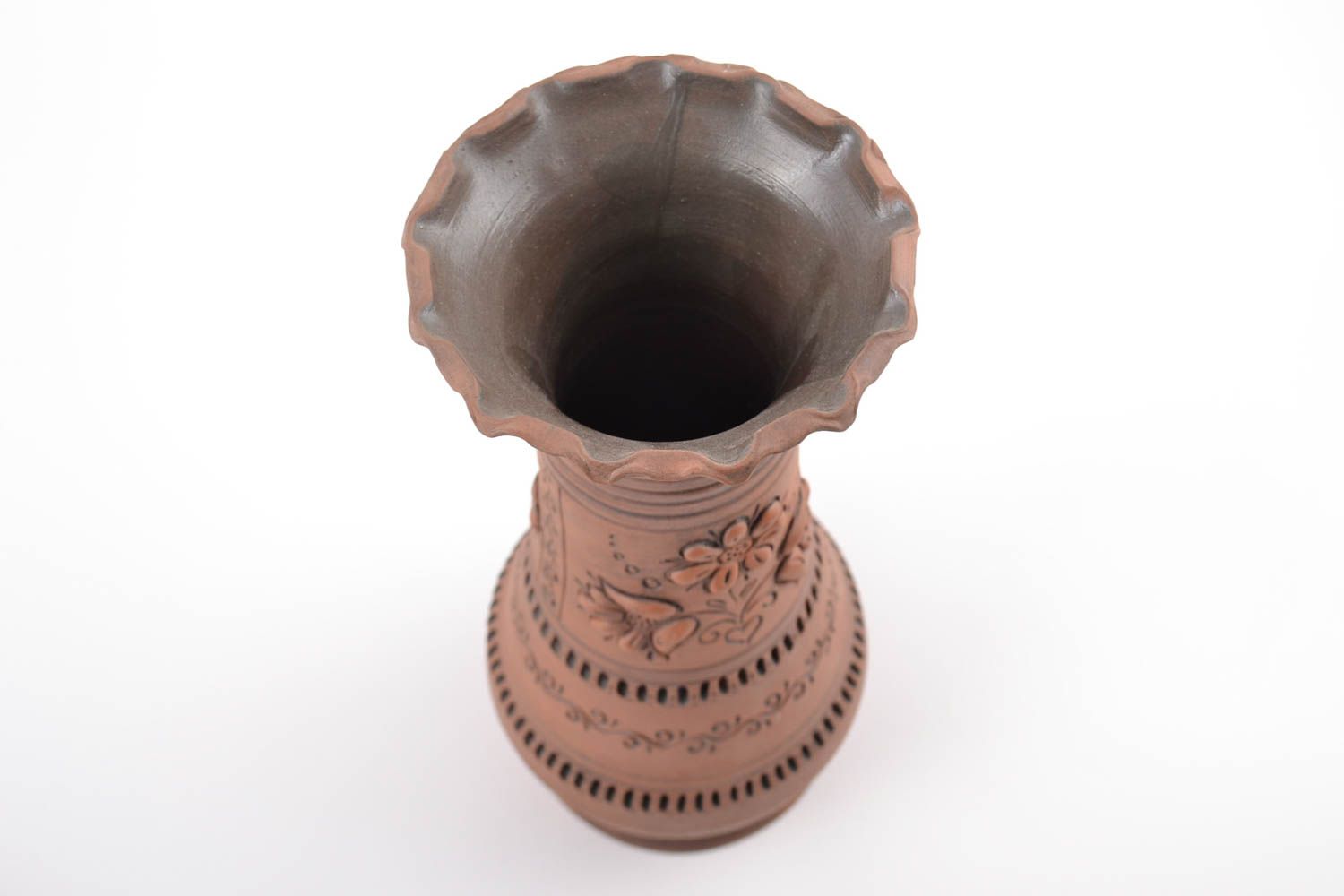 Настольная ваза глиняная с лепным декором коричневая невысокая ручной работы фото 4