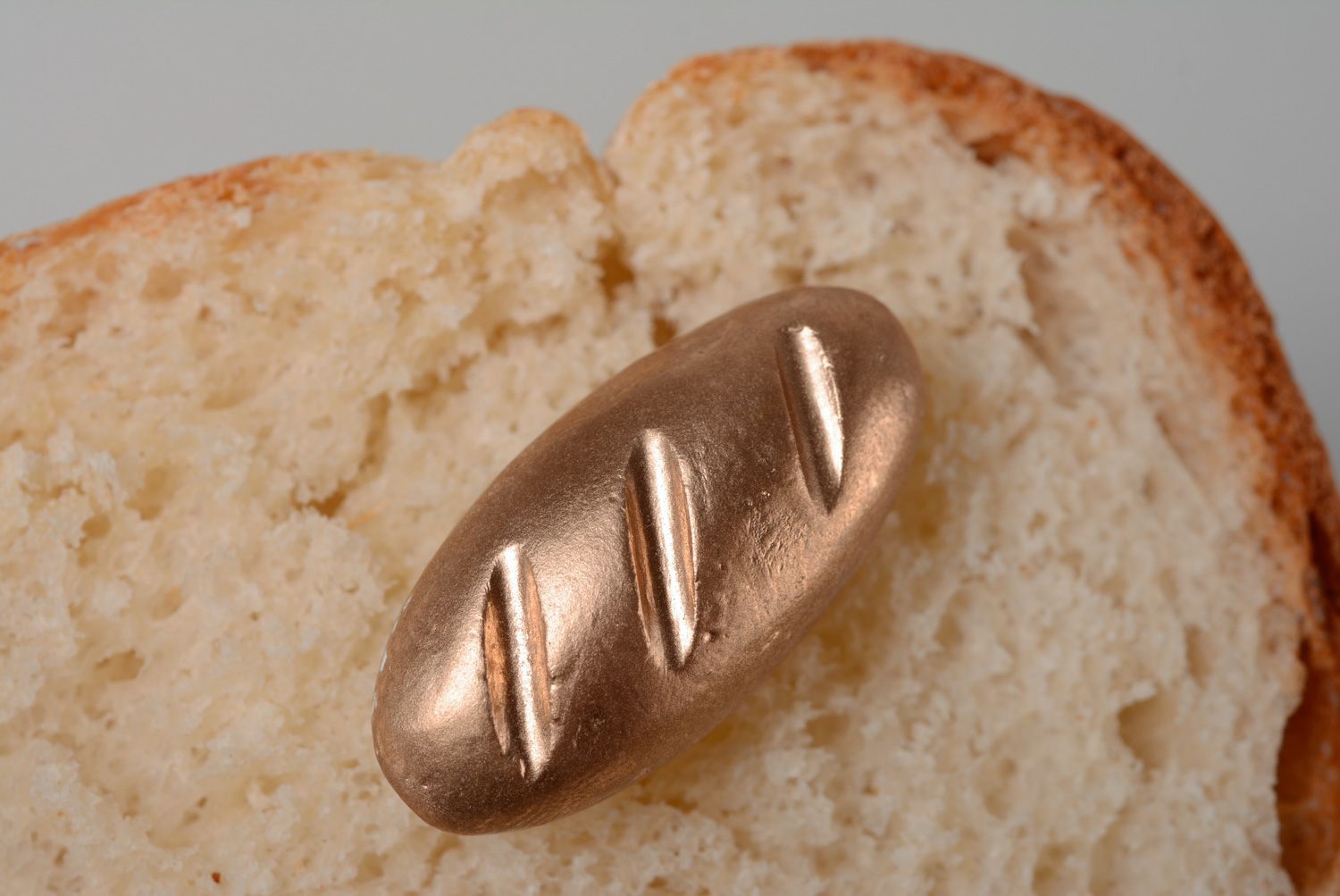 Aimant frigo en pâte polymère en forme de pain long de couleur dorée fait main photo 1