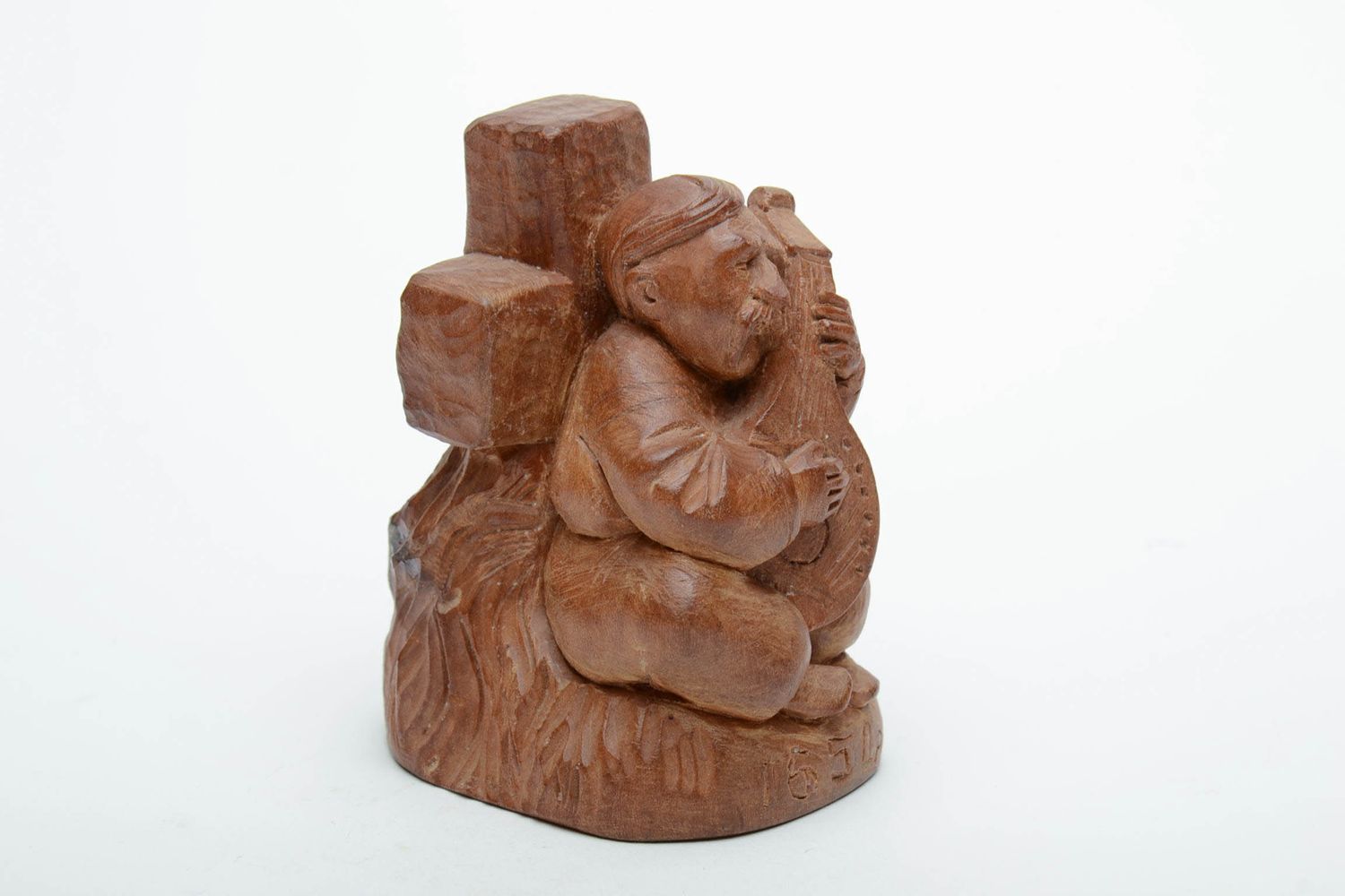 Figurilla de madera tallada Tocador de kobza foto 4