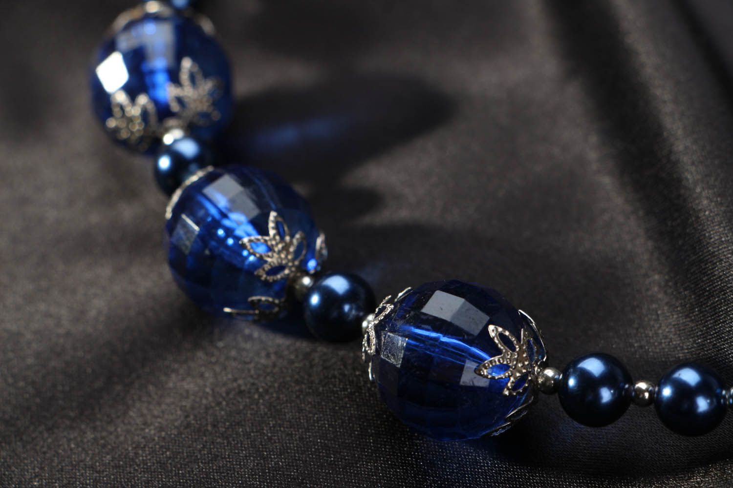 Blaues Collier aus Perlen foto 3