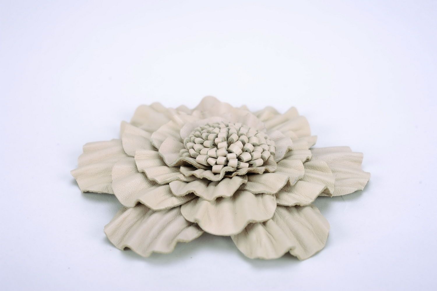 Broche de color beige hecha de cuero genuino Flor foto 1